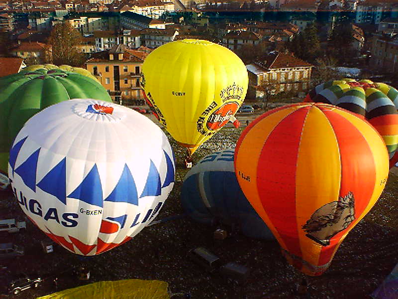 Veduta delle mongolfiere dall'alto del 'pallone-volpe'