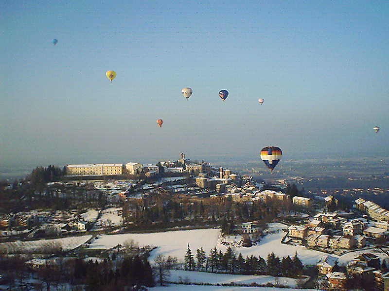 Il cielo di Mondov popolato di mongolfiere