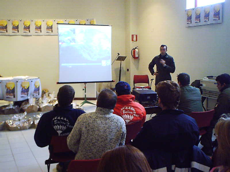 Un momento del briefing meteo tenuto con la ben nota perizia dagli uomini del RSMA dell'AMI