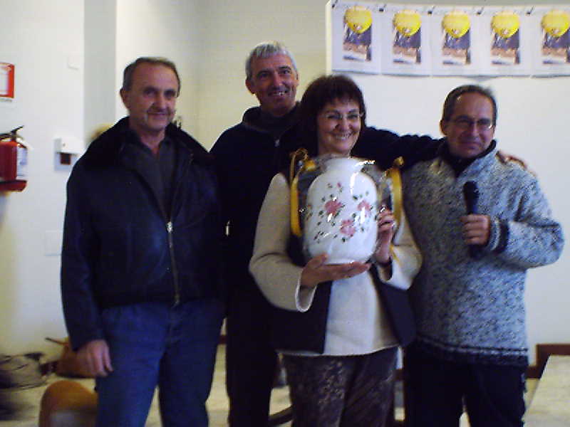 Il vincitore Bruno Vincent (al centro) e il suo coequipier André Linocier con Giovanni Aimo e la moglie Piergiorgia