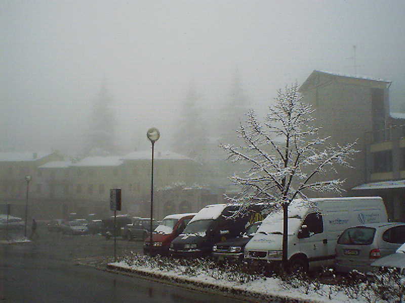 I mezzi di recupero attendono mesti al parcheggio