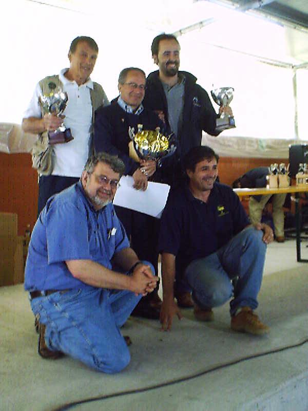 In piedi: Giovanni Aimo tra Paolo Bonano e Igor Charbonnier. Accosciati il direttore di gara Hans Huber e l'organizzatore del campionato Paolo Barbieri (Foto R.Spagnoli)