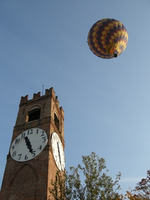 Paolo Oggioni sorvola la torre campanaria di Mondov Piazza durante una prova del campionato italiano 2010 (Foto R.Spagnoli)