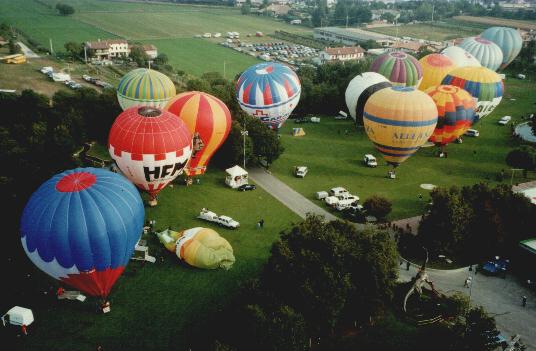 Una veduta aerea del campo di decollo al campionato italiano svoltosi a Bassano del Grappa nel 1998 (Foto R.Spagnoli).