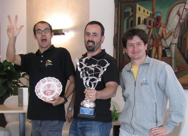 Igor Charbonnier (al centro), campione italiano 2011, con il suo team: Andrea Dal Negro (a sinistra, con in mano il Premio Caproni) e Erik Farina.
