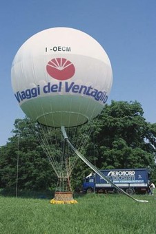Ultime fasi del gonfiaggio del pallone a gas I-OECM della Aeronord Aerostati.