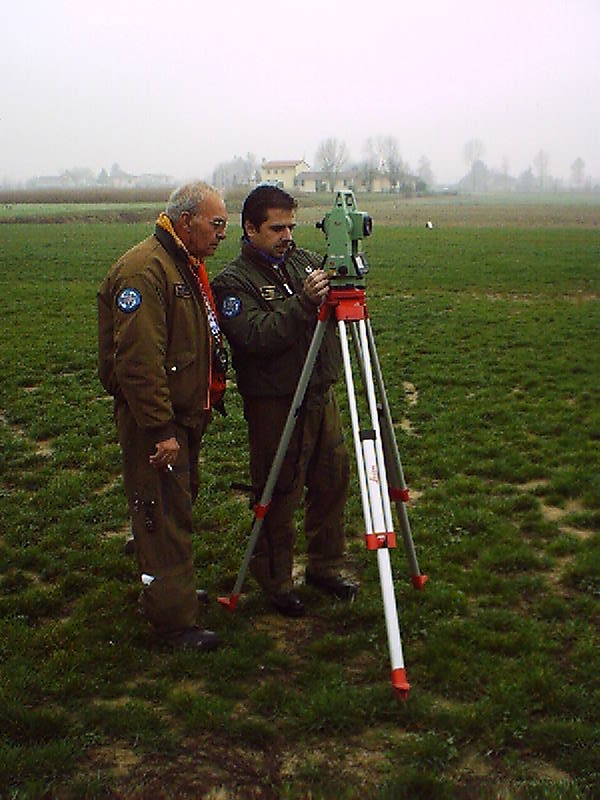 Gli specialisti del ReSMA si apprestano ad una rilevazione sul campo della velocità e della direzione del vento.