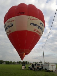 Igor Charbonnier si prepara per il decollo nel volo del mattino di sabato 4 giugno (Foto Roberto Spagnoli)