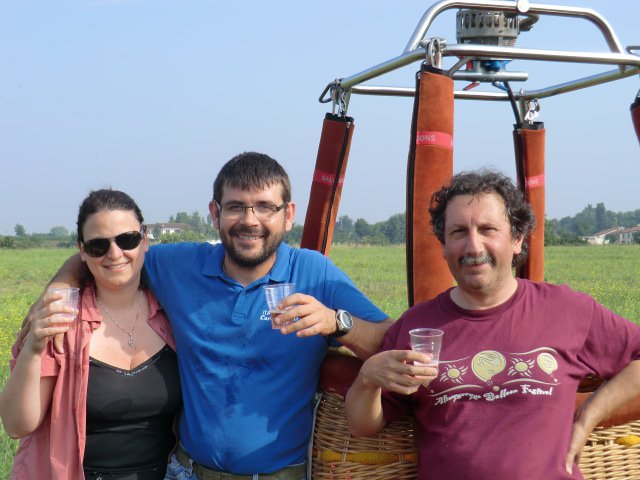 Mirko Marangoni (al centro) festeggia con il suo equipaggio a Mantova