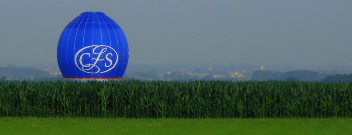 Il pallone di Richard Parry sembra perdersi tra i campi del monregalese (Foto Roberto Spagnoli)