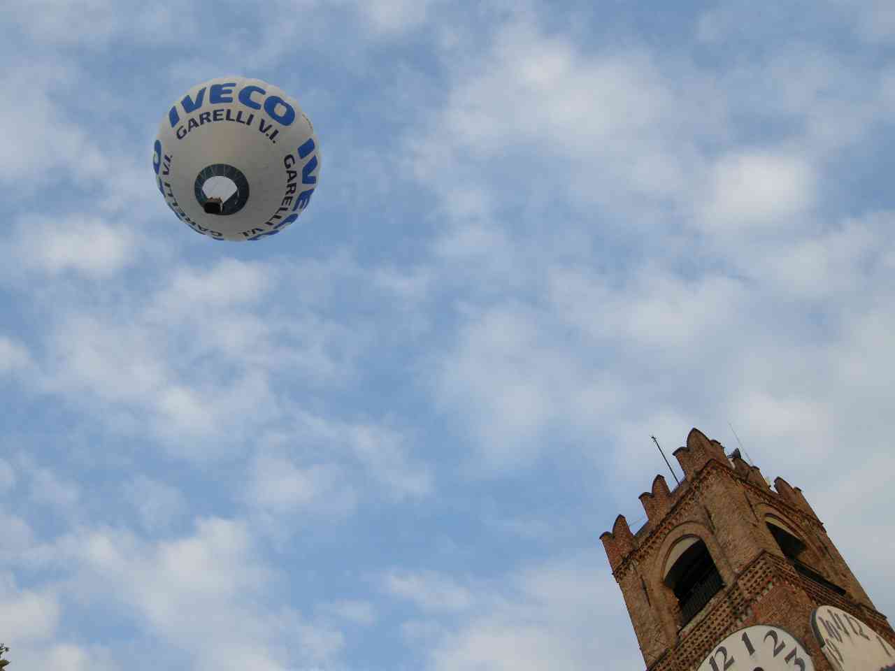 Giuseppe Forgione in volo sul target 'virtuale' durante il Fly In di venerd pomeriggio (Foto Roberto Spagnoli)