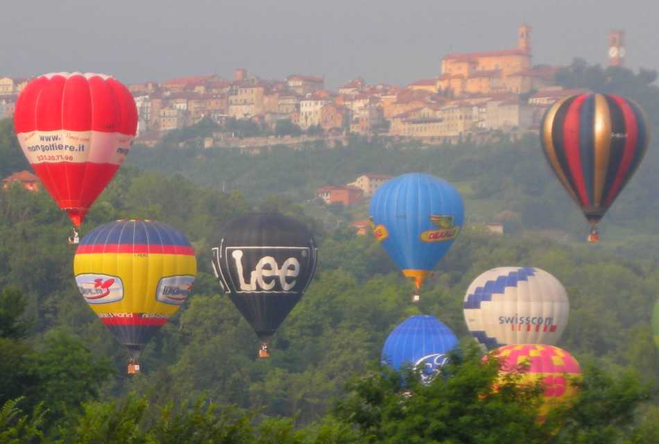 Le mongolfiere in volo in vista di Mondov-Piazza (Foto Roberto Spagnoli)