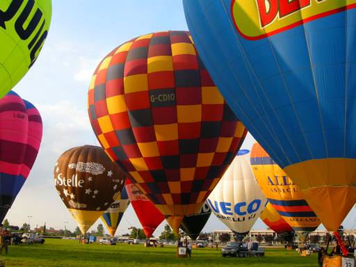 I palloni si preparano al decollo per la gara del pomeriggio del 9 luglio (Foto Roberto Spagnoli)