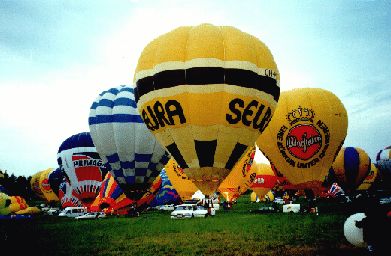 Le mongolfiere pronte al decollo ai campionati europei del 1998 in Svezia (Foto P.Sanguinetti).