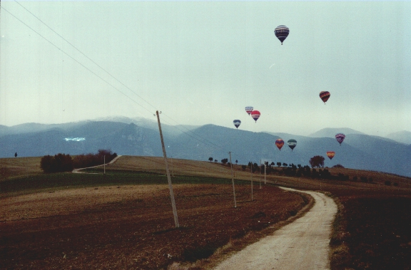 Le mongolfiere all'inseguimento del 'pallone volpe' durante il secondo volo (foto R.Spagnoli)
