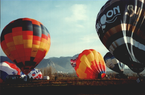 Gonfiaggio delle mongolfiere per il primo decollo (foto R.Spagnoli)