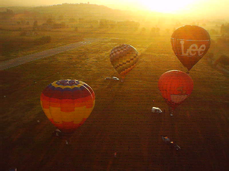 La mongolfiere decollano alle prime luci dell'alba (Foto di R.Spagnoli)