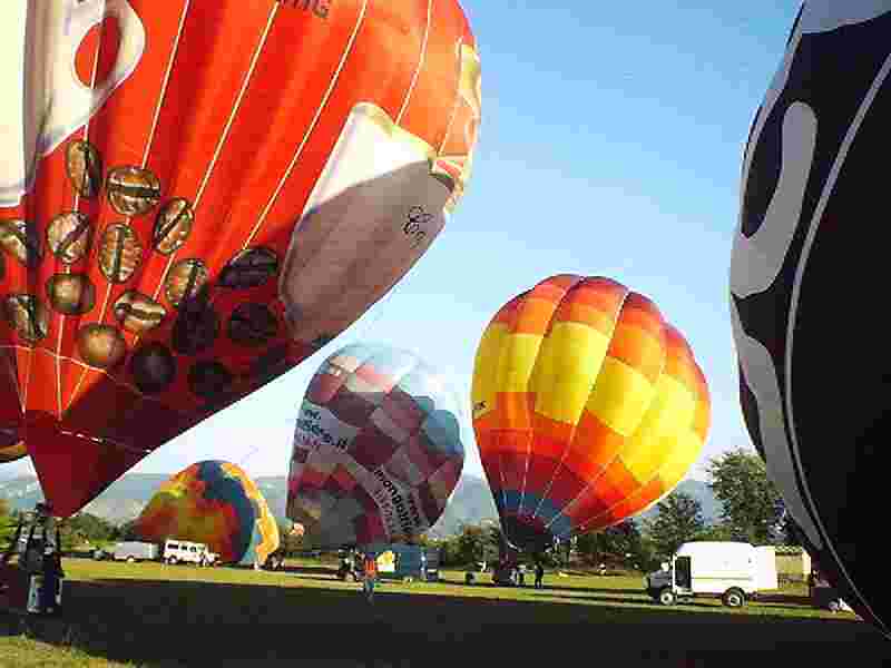 Le mongolfiere si preparano al decollo al campionato italiano 2005 (Foto R.Spagnoli)