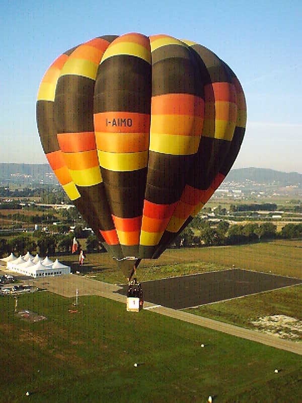 Giovanni Aimo in volo sull'aviosuperfice Leonardi di Terni (Foto di R.Spagnoli)