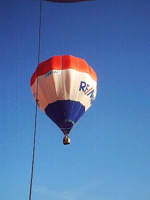 Roberto Botti in volo con il pallone della Remax (Foto R.Spagnoli)