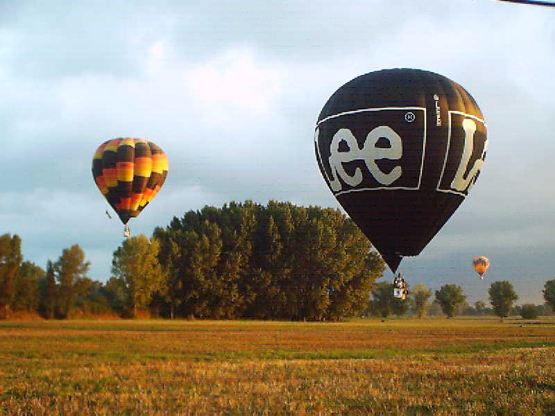 Terzo giorno di gare: i palloni di Aimo e Morando subito dopo il decollo. Sullo sfondo a destra Paolo Bonanno (Foto R.Spagnoli)