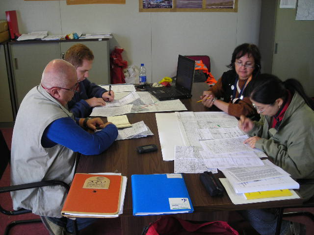 Observer al debriefing dopo un volo di gara (Foto R.Spagnoli)