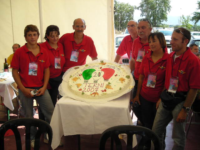 I membri dell'Associazione Slowind con la torta che celebra il 20 Campionato italiano (Foto R.Spagnoli)