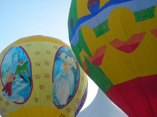 Particolare delle decorazioni di due palloni di carta realizzati dai soci di ARIA (Foto R.Spagnoli)